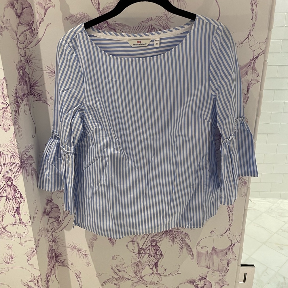 Vineyard vines white and blue striped top with fun sleeves